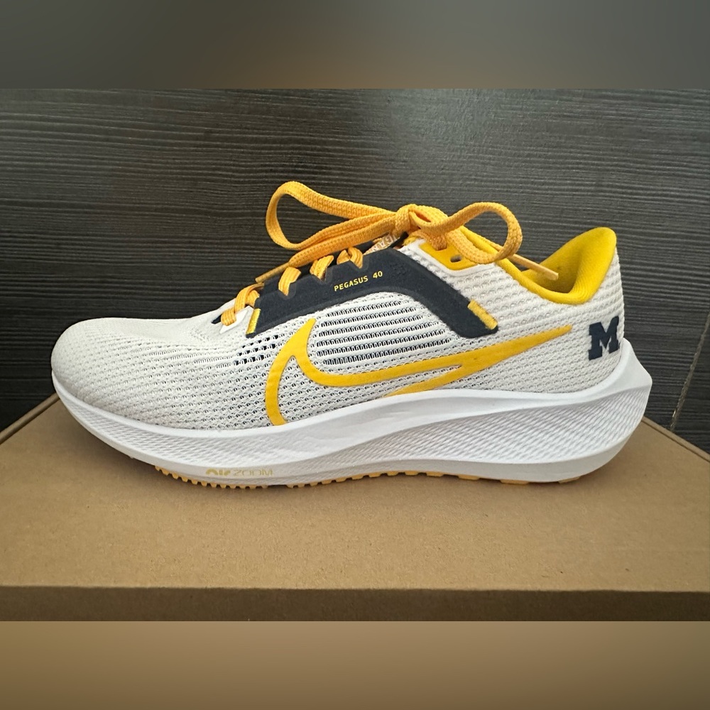 💙Nike Air Zoom Pegasus 40 "Michigan" Running Shoes Size 6.5 W or Men's Size 5💛 - Picture 6 of 14
